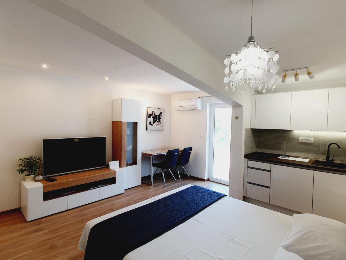 White House Apartments Dugi Rat Exterior photo